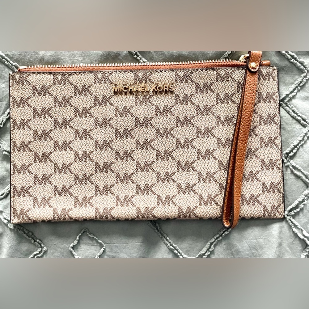 Michael Kors Jet Set XL Zip Clutch Wristlet